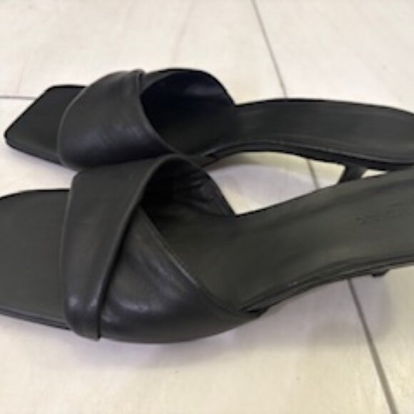 NWOT Banana Republic Genuine Leather kitten heal sandals black sz 10 - Picture 10 of 10